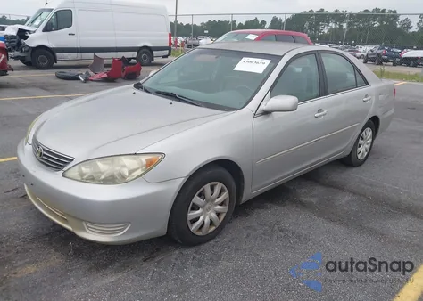 2005 Toyota Camry Le/Xle/Se z USA, uszkodzony, nr VIN 4T1BE30KX5U084858